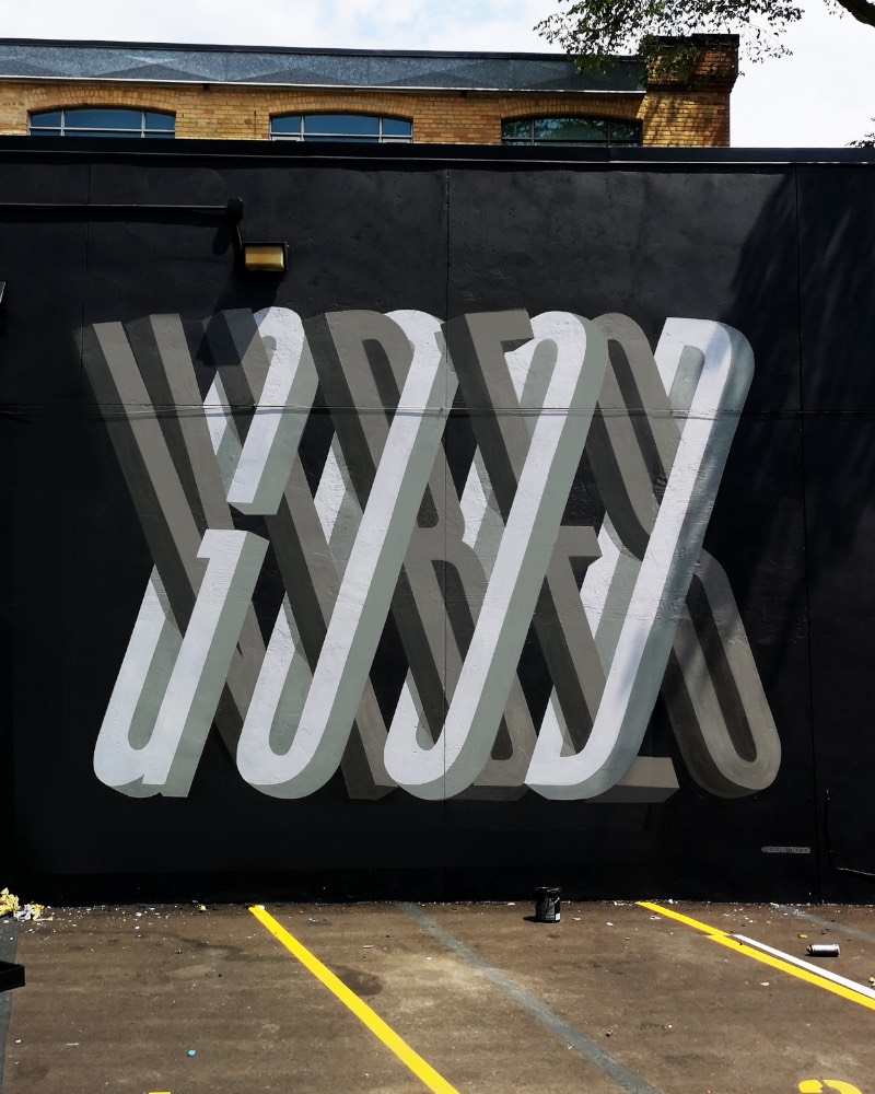 Ben Johnston é um artista cujo portfólio parece ser completamente focado em lettering e tipografia customizada para instalações, murais e arte pública. Aqui, eu resolvi explorar o que ele anda fazendo quando se trata de murais e as imagens que acabei selecionando para esse artigo são, essencialmente, nessa área de trabalho.