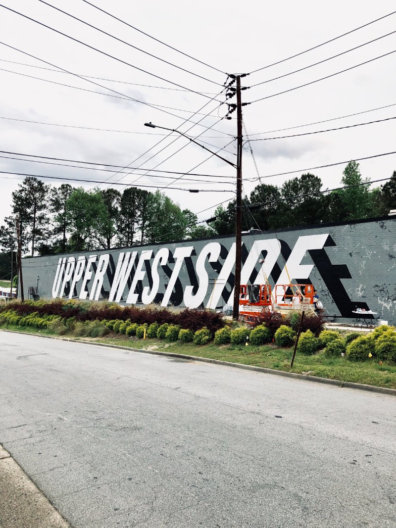 Ben Johnston é um artista cujo portfólio parece ser completamente focado em lettering e tipografia customizada para instalações, murais e arte pública. Aqui, eu resolvi explorar o que ele anda fazendo quando se trata de murais e as imagens que acabei selecionando para esse artigo são, essencialmente, nessa área de trabalho.
