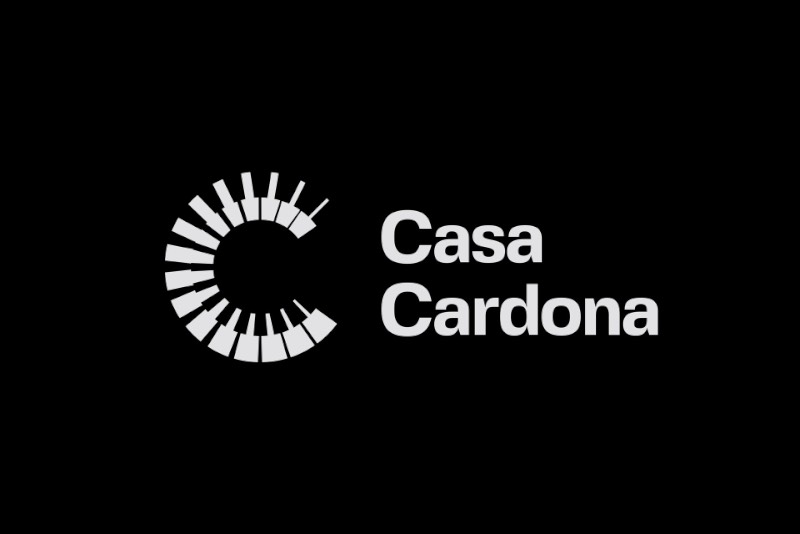 Os vinhos da Casa Cardona resultaram de um projeto comunitário, liderado por um grupo de amigas que moram ao redor da Praça Cordona, em Barcelona. E, pensando em suas fudandoras, cada um dos vinhos apresenta uma personalidade diferente, um visual e um nome único.