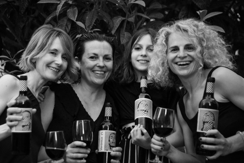 Os vinhos da Casa Cardona resultaram de um projeto comunitário, liderado por um grupo de amigas que moram ao redor da Praça Cordona, em Barcelona. E, pensando em suas fudandoras, cada um dos vinhos apresenta uma personalidade diferente, um visual e um nome único.