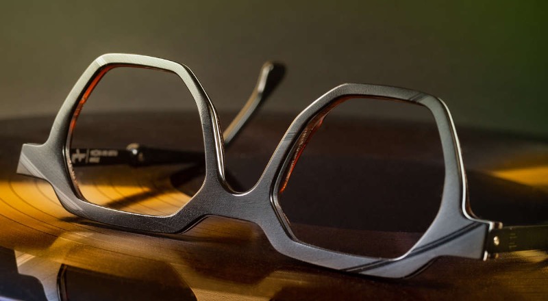 Vinylize é uma empresa de óculos que faz armações de óculos de um jeito um pouco incomum já que eles reciclam discos em vinil e criam algo novo com isso. Essa forma de reciclagem é inusitada, mas extremamente interessante para mim, por isso mesmo precisava publicar esse material por aqui.