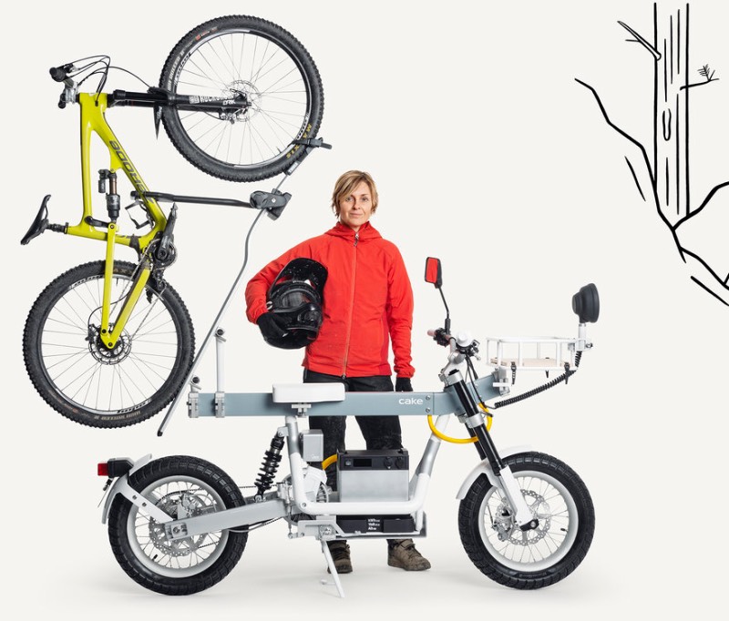 A Ösa é uma e-bike diferente daquelas que costumamos ver por aí. Primeiro porque ela é uma bicicleta elétrica utilitária que foi feita para transportar tudo que você considera como carga. De pranchas de surfe até pedaços de madeira, passando por serras de corte e até uma outra bicicleta. 
