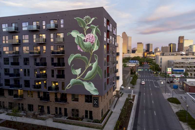 Esses murais da série Weeds de Mona Caron já apareceram por prédios e residências nos Estados Unidos, América do Sul, Ásia e Europa. Alguns murais acabam sendo feitos por técnicas de stop-motion e eu acredito que foi assim que acabei conhecendo o trabalho da artista, num vídeo que assisti na Al-Jazeera.