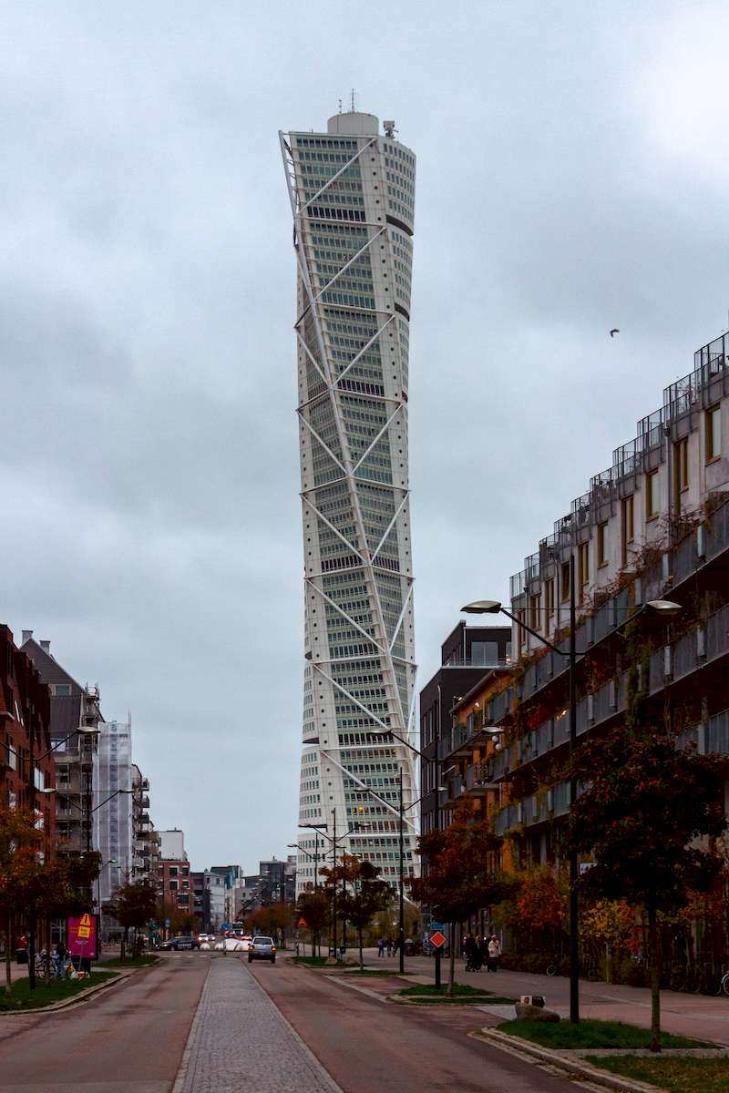 O Turning Torso foi inaugurado em 2005 como o edifício mais alto dos países nórdicos. Ainda assim, a sua altura não é o que a maioria das pessoas pensa quando pensa nessa enorme estrutura. O seu design sinuoso e cheio de curvas é a principal característica do prédio e inspira bastante os arquitetos de todo o mundo.