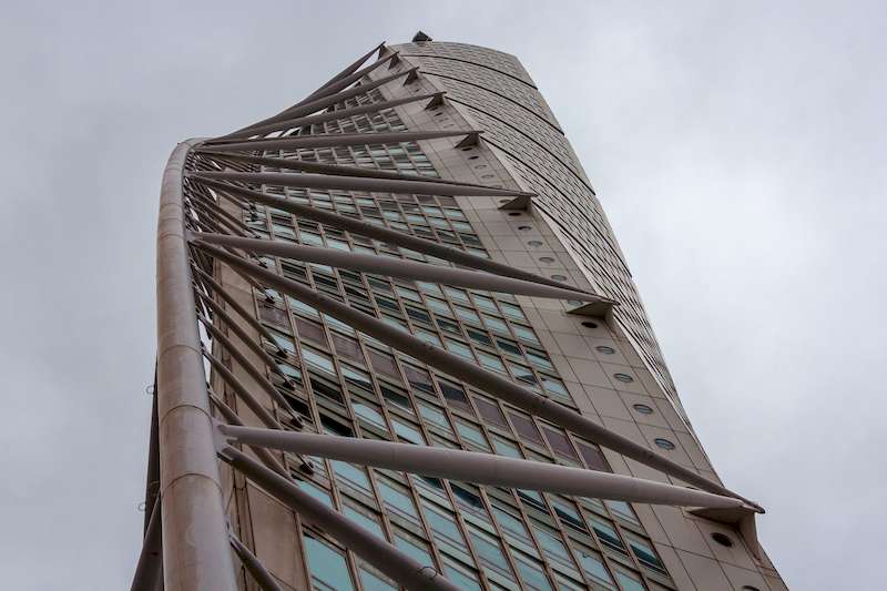 O Turning Torso foi inaugurado em 2005 como o edifício mais alto dos países nórdicos. Ainda assim, a sua altura não é o que a maioria das pessoas pensa quando pensa nessa enorme estrutura. O seu design sinuoso e cheio de curvas é a principal característica do prédio e inspira bastante os arquitetos de todo o mundo.