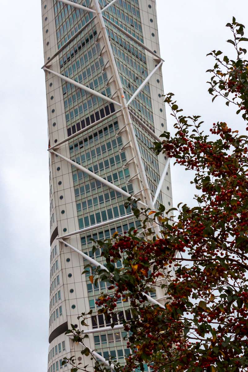 O Turning Torso foi inaugurado em 2005 como o edifício mais alto dos países nórdicos. Ainda assim, a sua altura não é o que a maioria das pessoas pensa quando pensa nessa enorme estrutura. O seu design sinuoso e cheio de curvas é a principal característica do prédio e inspira bastante os arquitetos de todo o mundo.