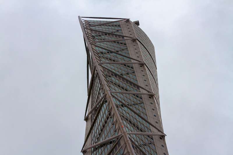 O Turning Torso foi inaugurado em 2005 como o edifício mais alto dos países nórdicos. Ainda assim, a sua altura não é o que a maioria das pessoas pensa quando pensa nessa enorme estrutura. O seu design sinuoso e cheio de curvas é a principal característica do prédio e inspira bastante os arquitetos de todo o mundo.