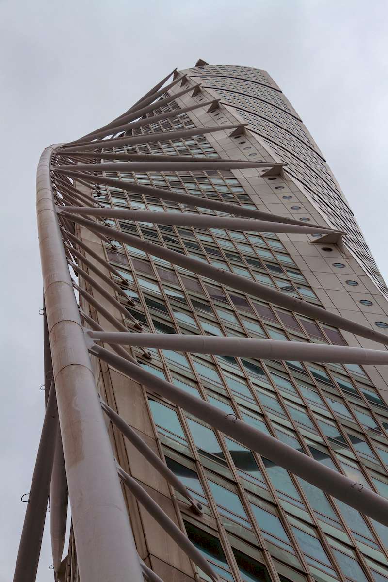 O Turning Torso foi inaugurado em 2005 como o edifício mais alto dos países nórdicos. Ainda assim, a sua altura não é o que a maioria das pessoas pensa quando pensa nessa enorme estrutura. O seu design sinuoso e cheio de curvas é a principal característica do prédio e inspira bastante os arquitetos de todo o mundo.