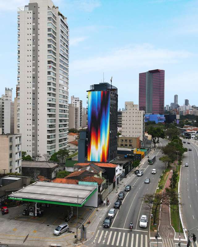 Os 300.000 km/s é uma peça criada por Felipe Pantone com mais de 30 metros de altura e que levou 10 dias de muito trabalho para ser concluída. Esse é o primeiro mural pintado a mão de grande escala pintada pelo artista desde maio de 2019. 