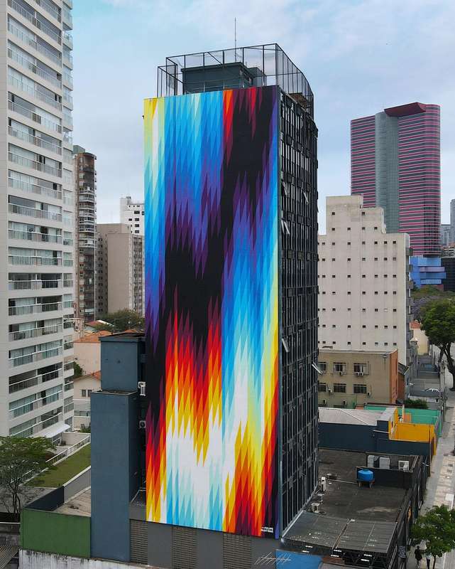 Os 300.000 km/s é uma peça criada por Felipe Pantone com mais de 30 metros de altura e que levou 10 dias de muito trabalho para ser concluída. Esse é o primeiro mural pintado a mão de grande escala pintada pelo artista desde maio de 2019. 
