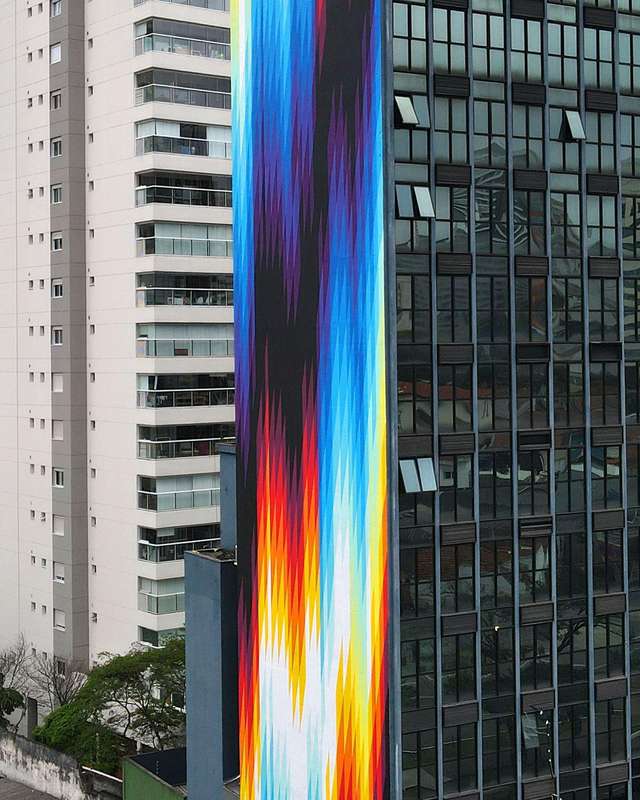 Os 300.000 km/s é uma peça criada por Felipe Pantone com mais de 30 metros de altura e que levou 10 dias de muito trabalho para ser concluída. Esse é o primeiro mural pintado a mão de grande escala pintada pelo artista desde maio de 2019. 