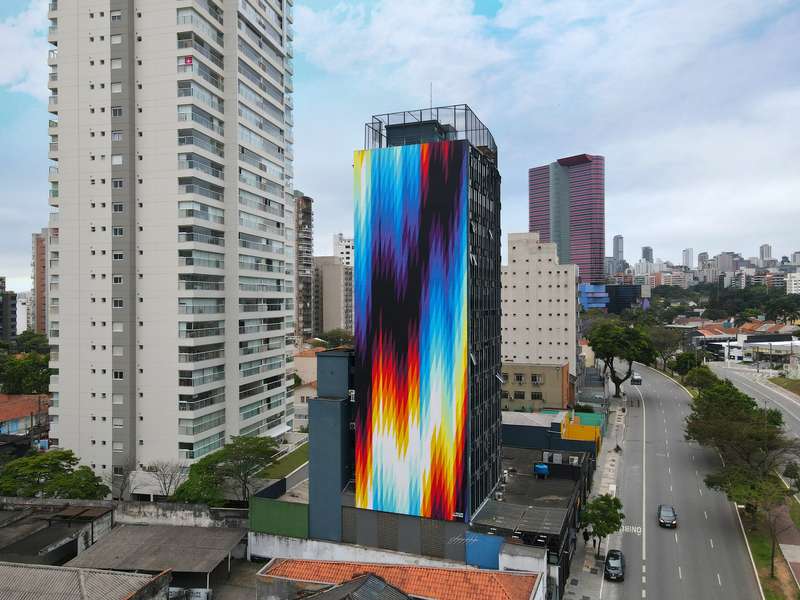 Os 300.000 km/s é uma peça criada por Felipe Pantone com mais de 30 metros de altura e que levou 10 dias de muito trabalho para ser concluída. Esse é o primeiro mural pintado a mão de grande escala pintada pelo artista desde maio de 2019.