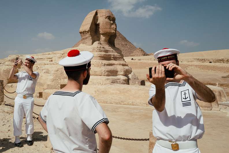 Neste projeto, o objetivo de Jonathan Jasberg é o de levar o espectador a uma viagem além das típicas fotos de cartão postal das pirâmides e da esfinge e ao coração do Cairo. Através da sua fotografia, ele espera capturar a complexidade e a riqueza desta cidade diversificada e a vida de seu povo. 