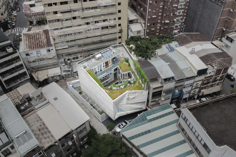 No coração de Taiwan, uma nova e impressionante joia arquitetônica foi revelada para o público: a Star House do Atelier Gracia. Essa impressionante estrutura é uma prova do poder do design contemporâneo de combinar função e forma e fazer isso enquanto tira o fôlego de quem vê o trabalho final.
