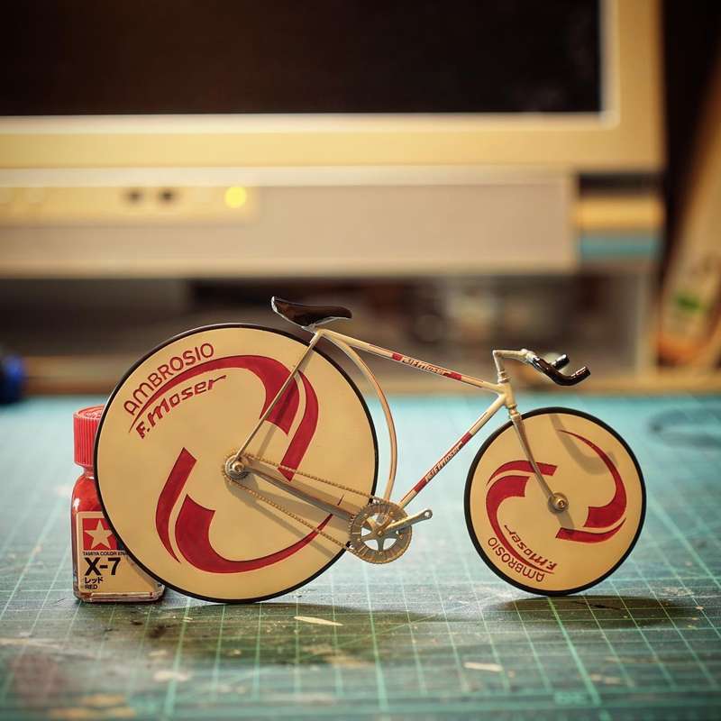 A história de Haniwaya3 inspira aqueles que aspiram a criar algo único, sustentável e divertido. É curioso como ele usou o seu amor por bicicletas, química e engenharia para dominar as técnicas de impressão, modelagem e pintura em 3D. Mesmo sem experiência nessas áreas, ele perseguiu a sua paixão e criou algo excepcional.