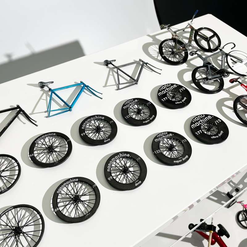 Haniwaya3 é o nome usado por um japonês entusiasta de bicicletas que constrói replicas miniaturas de famosas bicicletas de corrida. Tudo em miniatura e cheio de detalhes, de um jeito impressionante. 