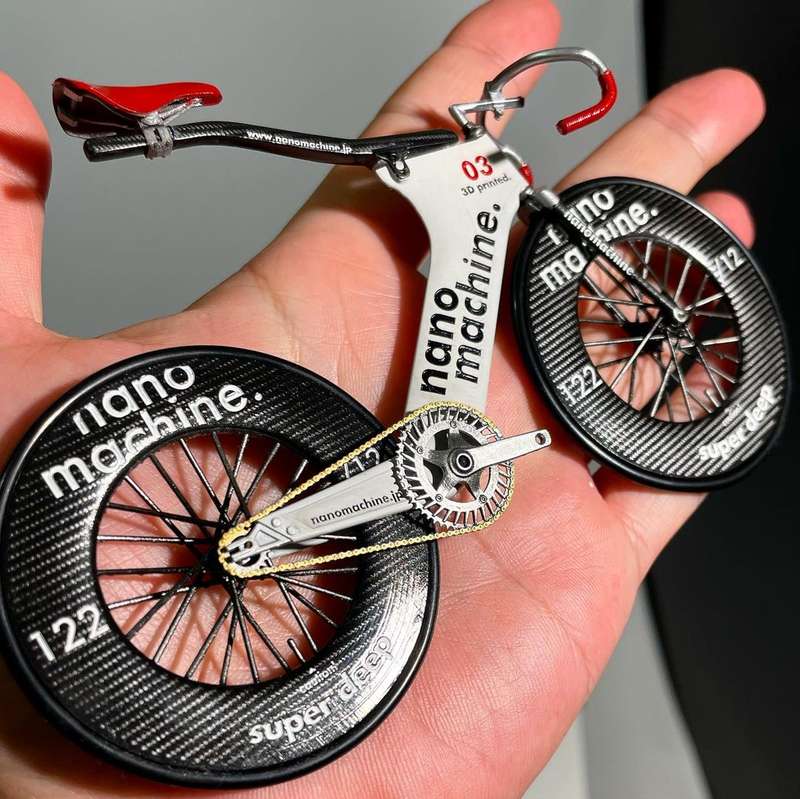 Haniwaya3 é o nome usado por um japonês entusiasta de bicicletas que constrói replicas miniaturas de famosas bicicletas de corrida. Tudo em miniatura e cheio de detalhes, de um jeito impressionante. 