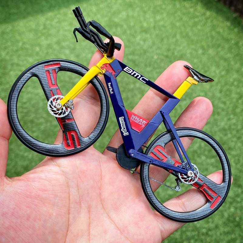 Haniwaya3 é o nome usado por um japonês entusiasta de bicicletas que constrói replicas miniaturas de famosas bicicletas de corrida. Tudo em miniatura e cheio de detalhes, de um jeito impressionante. 