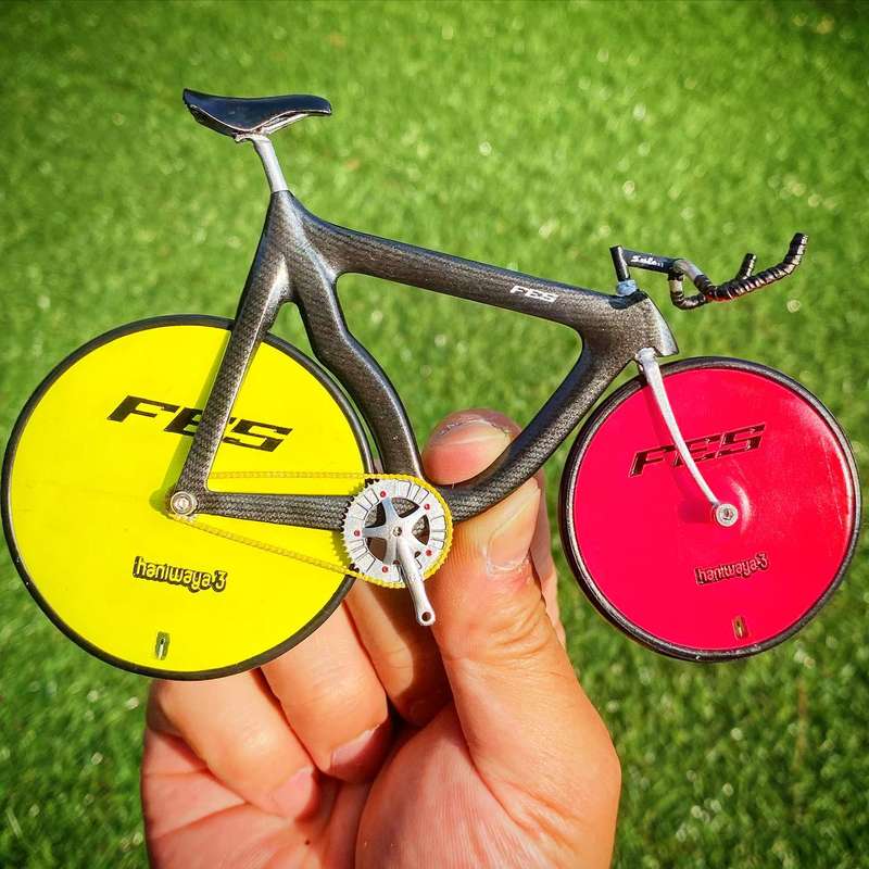 Haniwaya3 é o nome usado por um japonês entusiasta de bicicletas que constrói replicas miniaturas de famosas bicicletas de corrida. Tudo em miniatura e cheio de detalhes, de um jeito impressionante. 