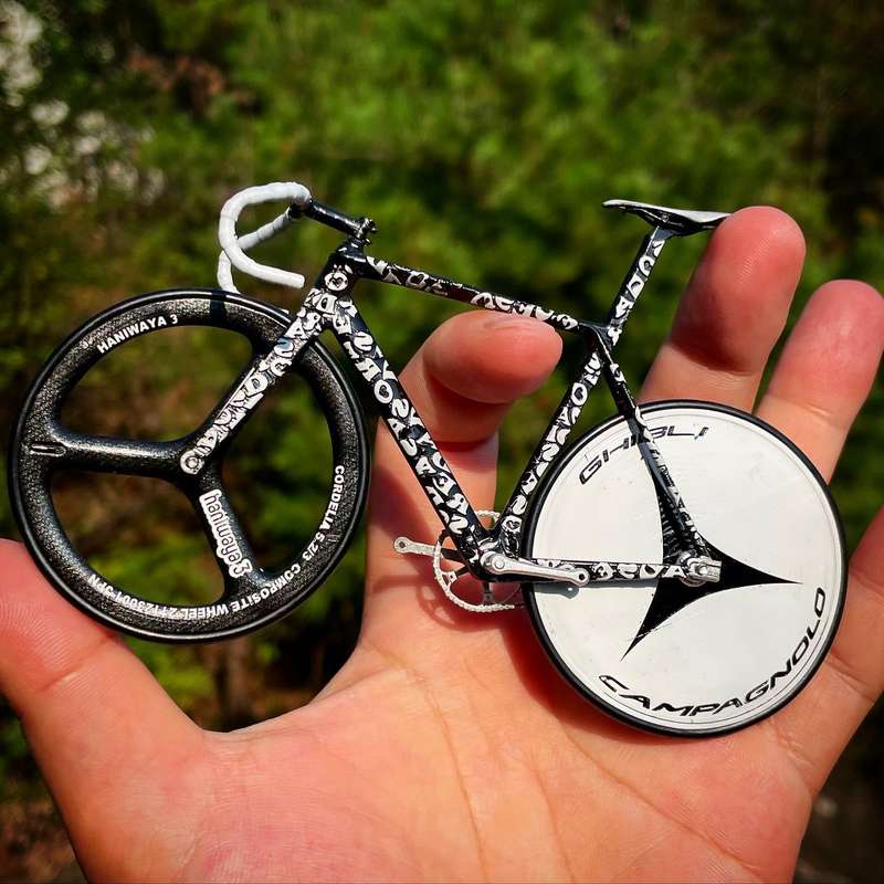 Haniwaya3 é o nome usado por um japonês entusiasta de bicicletas que constrói replicas miniaturas de famosas bicicletas de corrida. Tudo em miniatura e cheio de detalhes, de um jeito impressionante. 