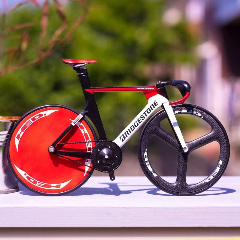 Haniwaya3 teve que aprender várias técnicas diferentes para começar a fazer suas bicicletas miniatura. Ele teve que dominar as habilidades de modelagem e impressão 3D, pintura em miniatura e ter um conhecimento profundo de bicicletas. 
