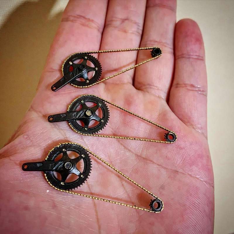 Haniwaya3 teve que aprender várias técnicas diferentes para começar a fazer suas bicicletas miniatura. Ele teve que dominar as habilidades de modelagem e impressão 3D, pintura em miniatura e ter um conhecimento profundo de bicicletas. 