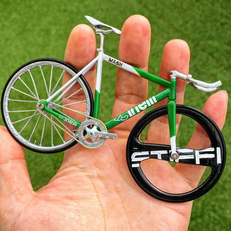 Haniwaya3 teve que aprender várias técnicas diferentes para começar a fazer suas bicicletas miniatura. Ele teve que dominar as habilidades de modelagem e impressão 3D, pintura em miniatura e ter um conhecimento profundo de bicicletas. 