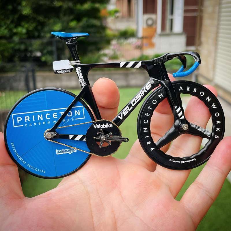 A história de Haniwaya3 inspira aqueles que aspiram a criar algo único, sustentável e divertido. É curioso como ele usou o seu amor por bicicletas, química e engenharia para dominar as técnicas de impressão, modelagem e pintura em 3D. Mesmo sem experiência nessas áreas, ele perseguiu a sua paixão e criou algo excepcional.