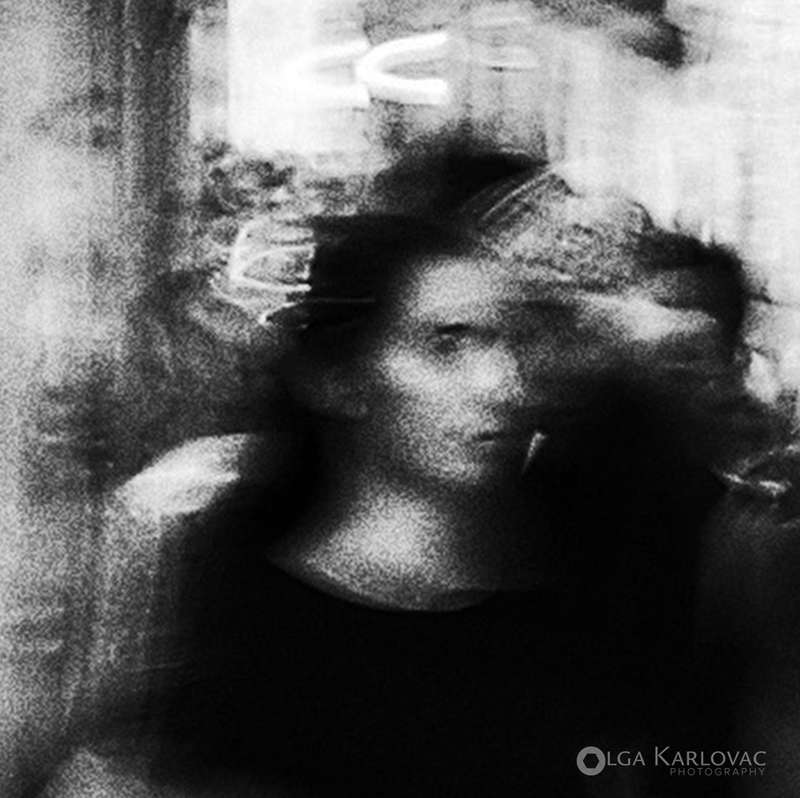 Descubrir o mundo cativante de Olga Karlovac é uma experiência especial. Essa notável fotógrafa autodidata se especializou em fotografia abstrata e de rua. Vinda da charmosa cidade de Dubrovnik, na Croácia, a fotografa é celebrada por seu estilo distinto e repleto de emoção, bem como por sua trilogia de fotolivros publicados pessoalmente. 