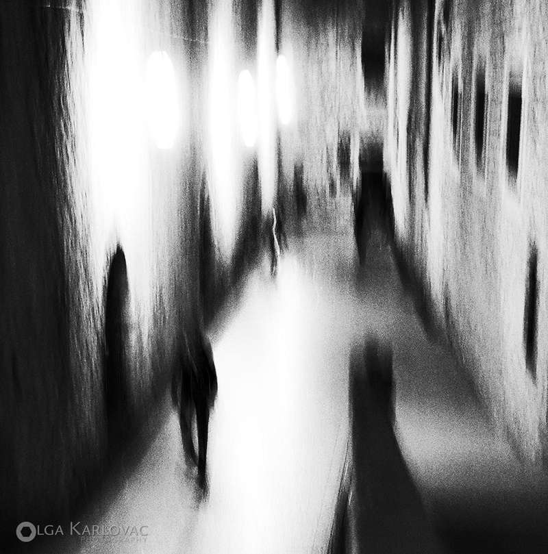 Descubrir o mundo cativante de Olga Karlovac é uma experiência especial. Essa notável fotógrafa autodidata se especializou em fotografia abstrata e de rua. Vinda da charmosa cidade de Dubrovnik, na Croácia, a fotografa é celebrada por seu estilo distinto e repleto de emoção, bem como por sua trilogia de fotolivros publicados pessoalmente. 