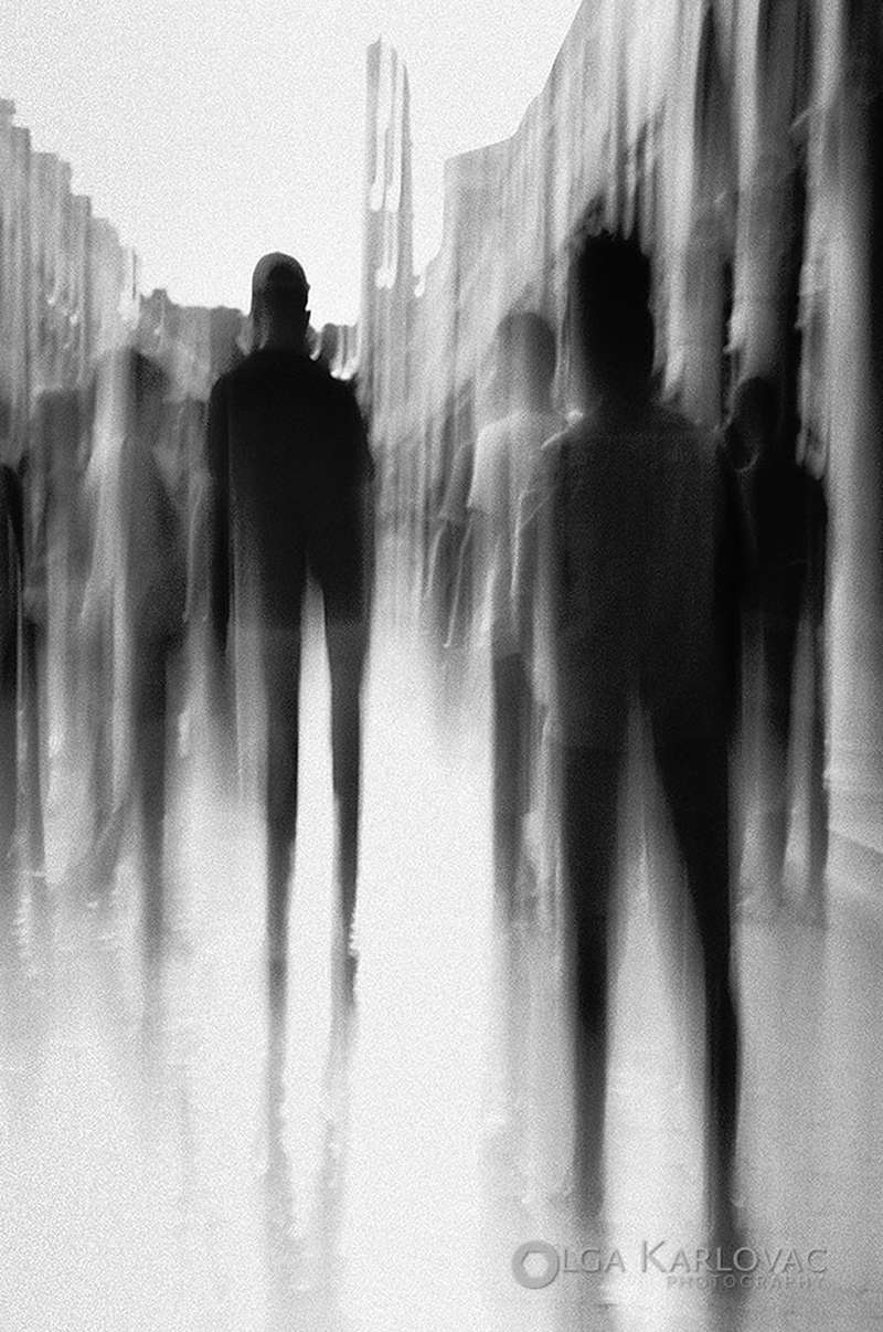 Descubrir o mundo cativante de Olga Karlovac é uma experiência especial. Essa notável fotógrafa autodidata se especializou em fotografia abstrata e de rua. Vinda da charmosa cidade de Dubrovnik, na Croácia, a fotografa é celebrada por seu estilo distinto e repleto de emoção, bem como por sua trilogia de fotolivros publicados pessoalmente. 