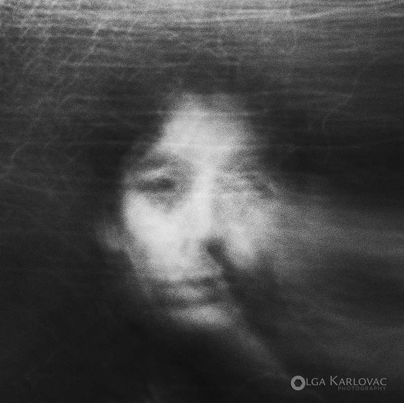 Descubrir o mundo cativante de Olga Karlovac é uma experiência especial. Essa notável fotógrafa autodidata se especializou em fotografia abstrata e de rua. Vinda da charmosa cidade de Dubrovnik, na Croácia, a fotografa é celebrada por seu estilo distinto e repleto de emoção, bem como por sua trilogia de fotolivros publicados pessoalmente. 