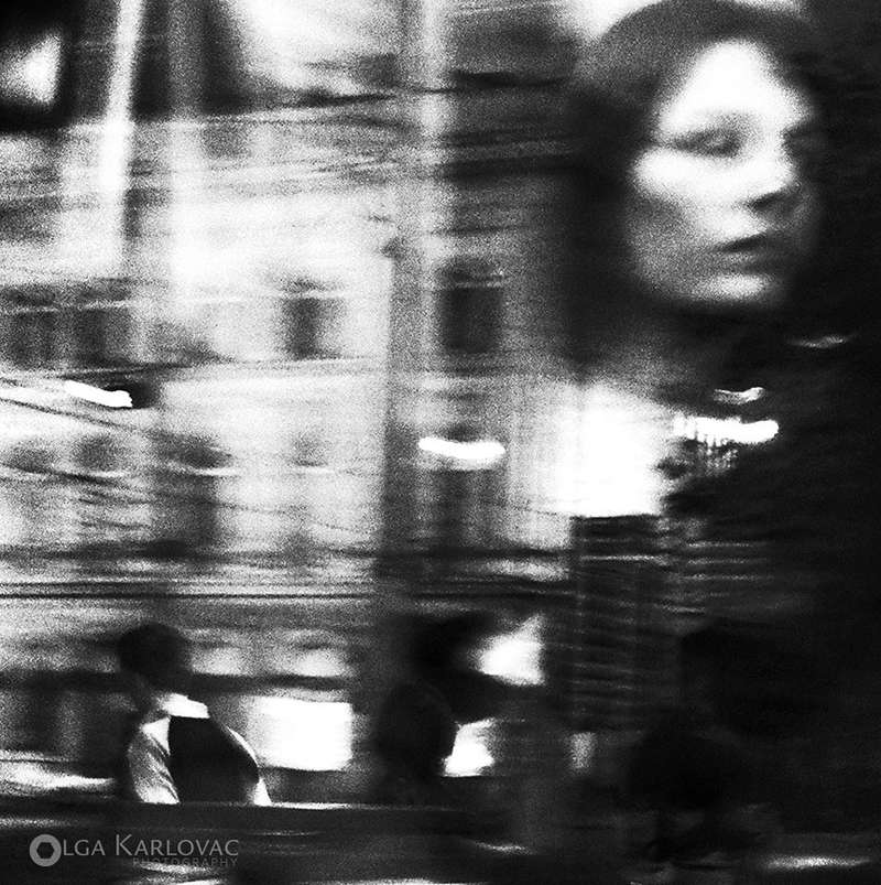 Descubrir o mundo cativante de Olga Karlovac é uma experiência especial. Essa notável fotógrafa autodidata se especializou em fotografia abstrata e de rua. Vinda da charmosa cidade de Dubrovnik, na Croácia, a fotografa é celebrada por seu estilo distinto e repleto de emoção, bem como por sua trilogia de fotolivros publicados pessoalmente. 