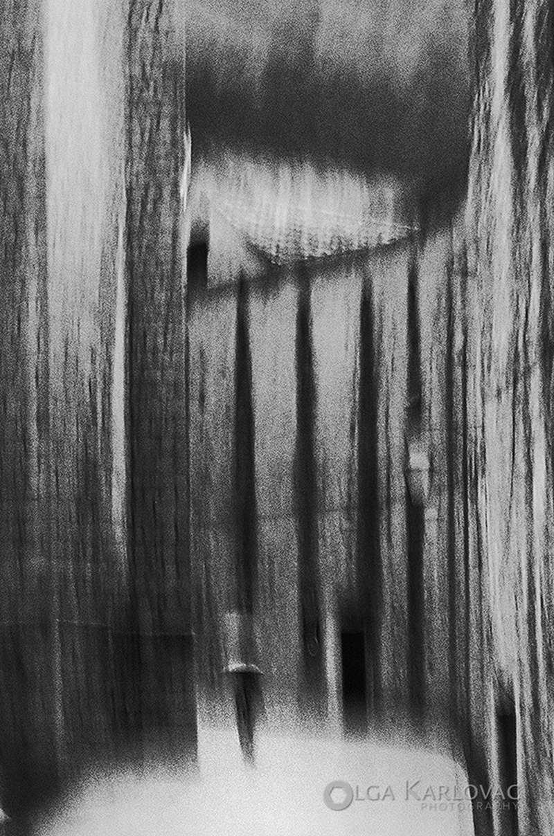 Descubrir o mundo cativante de Olga Karlovac é uma experiência especial. Essa notável fotógrafa autodidata se especializou em fotografia abstrata e de rua. Vinda da charmosa cidade de Dubrovnik, na Croácia, a fotografa é celebrada por seu estilo distinto e repleto de emoção, bem como por sua trilogia de fotolivros publicados pessoalmente. 