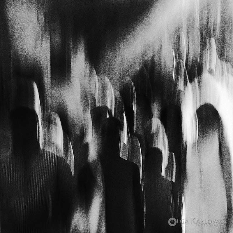 Descubrir o mundo cativante de Olga Karlovac é uma experiência especial. Essa notável fotógrafa autodidata se especializou em fotografia abstrata e de rua. Vinda da charmosa cidade de Dubrovnik, na Croácia, a fotografa é celebrada por seu estilo distinto e repleto de emoção, bem como por sua trilogia de fotolivros publicados pessoalmente. 