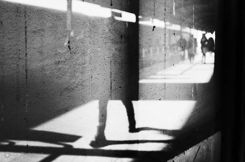 Descubrir o mundo cativante de Olga Karlovac é uma experiência especial. Essa notável fotógrafa autodidata se especializou em fotografia abstrata e de rua. Vinda da charmosa cidade de Dubrovnik, na Croácia, a fotografa é celebrada por seu estilo distinto e repleto de emoção, bem como por sua trilogia de fotolivros publicados pessoalmente. 