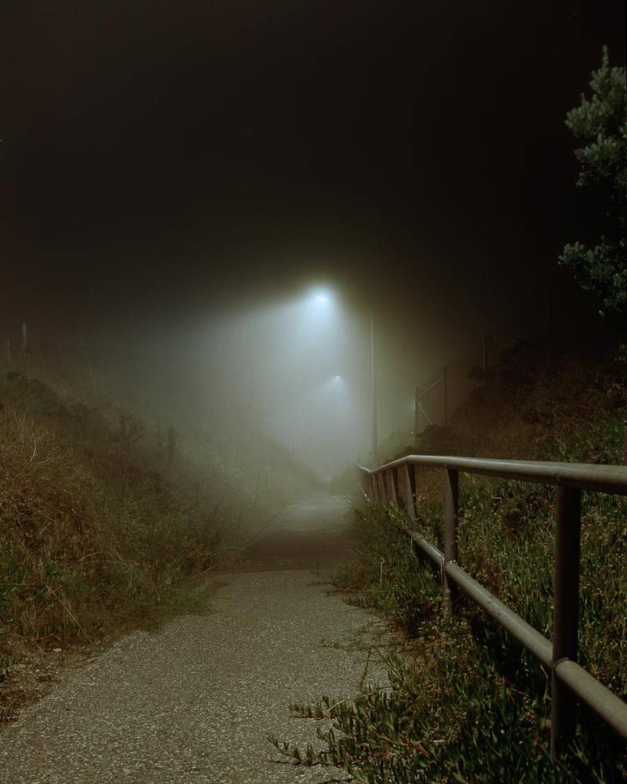 Na fotografia contemporânea, Todd Hido se estabeleceu como um mestre em captar imagens assustadoramente belas que evocam uma sensação de intimidade e mistério. Com sua linguagem visual única e atenção meticulosa aos detalhes, o fotógrafo tornou-se conhecido por transportar os espectadores para paisagens etéreas e evocativas. 