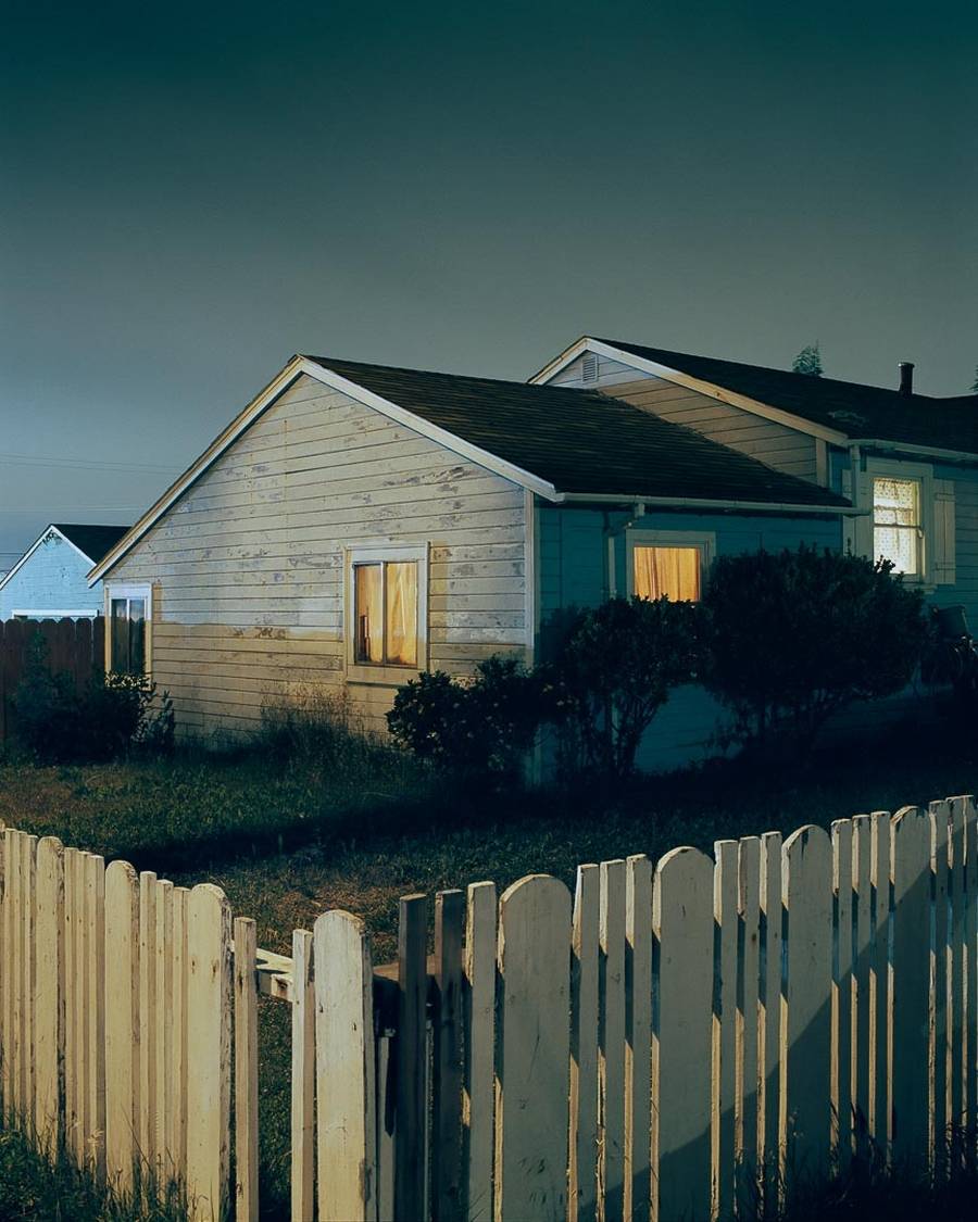 Na fotografia contemporânea, Todd Hido se estabeleceu como um mestre em captar imagens assustadoramente belas que evocam uma sensação de intimidade e mistério. Com sua linguagem visual única e atenção meticulosa aos detalhes, o fotógrafo tornou-se conhecido por transportar os espectadores para paisagens etéreas e evocativas. 