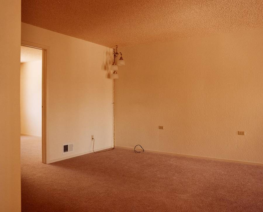 Na fotografia contemporânea, Todd Hido se estabeleceu como um mestre em captar imagens assustadoramente belas que evocam uma sensação de intimidade e mistério. Com sua linguagem visual única e atenção meticulosa aos detalhes, o fotógrafo tornou-se conhecido por transportar os espectadores para paisagens etéreas e evocativas. 