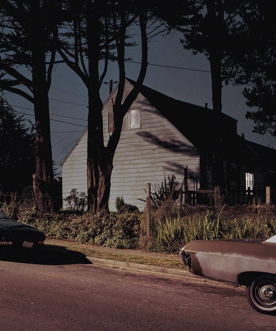 Na fotografia contemporânea, Todd Hido se estabeleceu como um mestre em captar imagens assustadoramente belas que evocam uma sensação de intimidade e mistério. Com sua linguagem visual única e atenção meticulosa aos detalhes, o fotógrafo tornou-se conhecido por transportar os espectadores para paisagens etéreas e evocativas. 