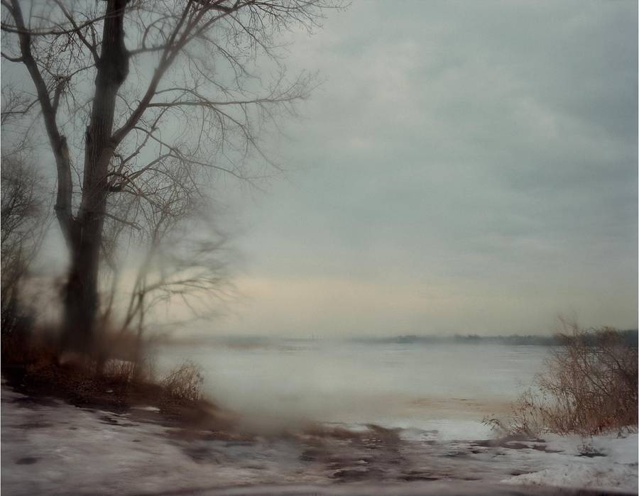 Na fotografia contemporânea, Todd Hido se estabeleceu como um mestre em captar imagens assustadoramente belas que evocam uma sensação de intimidade e mistério. Com sua linguagem visual única e atenção meticulosa aos detalhes, o fotógrafo tornou-se conhecido por transportar os espectadores para paisagens etéreas e evocativas. 