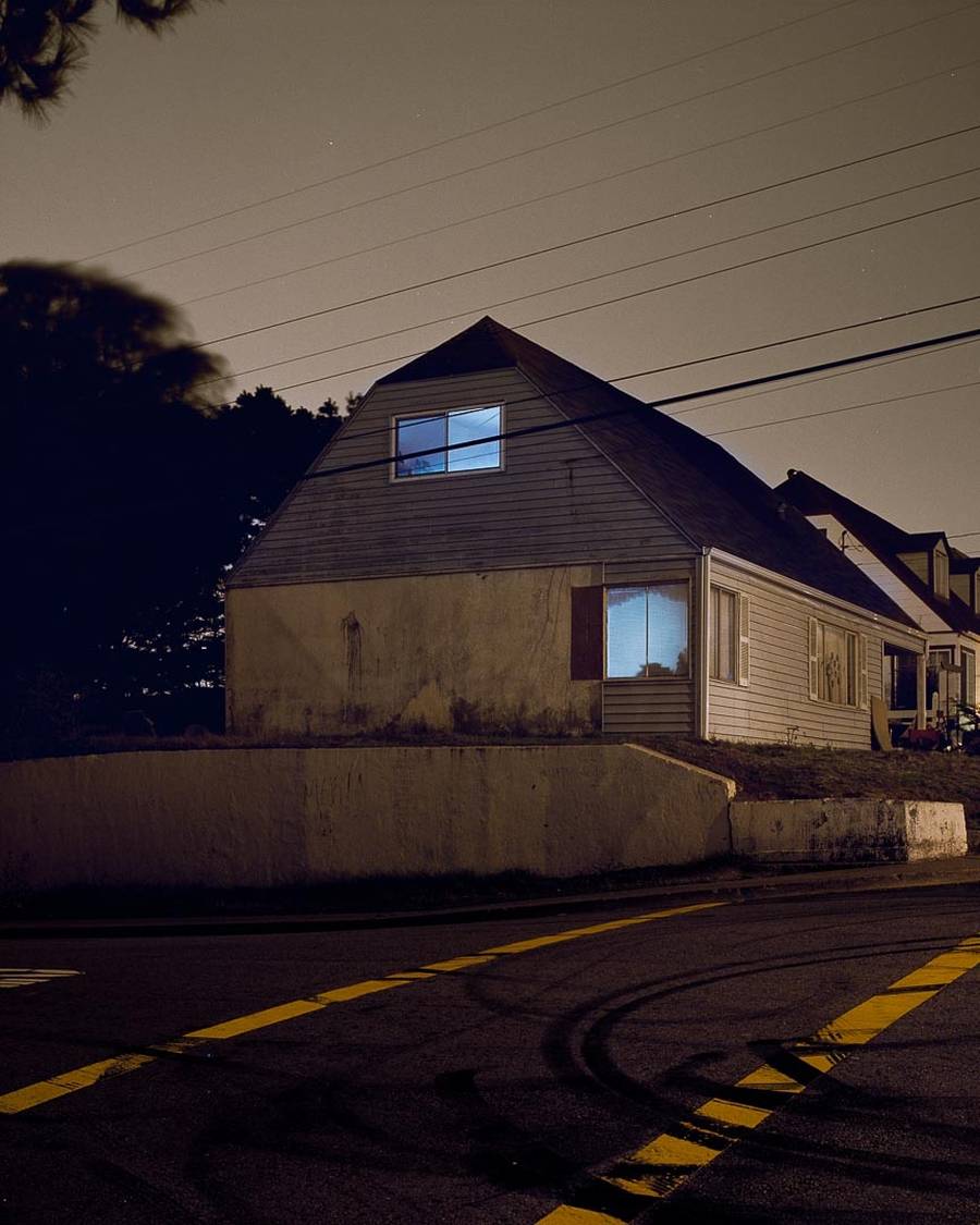 Um dos seus trabalhos mais interessantes é "House Hunting" de 2001. Foi essa série de fotos que solidificou a reputação de Todd Hido como um fotógrafo que poderia capturar a essência da vida suburbana com um toque de melancolia. A série apresenta imagens misteriosas de casas e os seus arredores, evocando um sentimento de saudade e nostalgia.