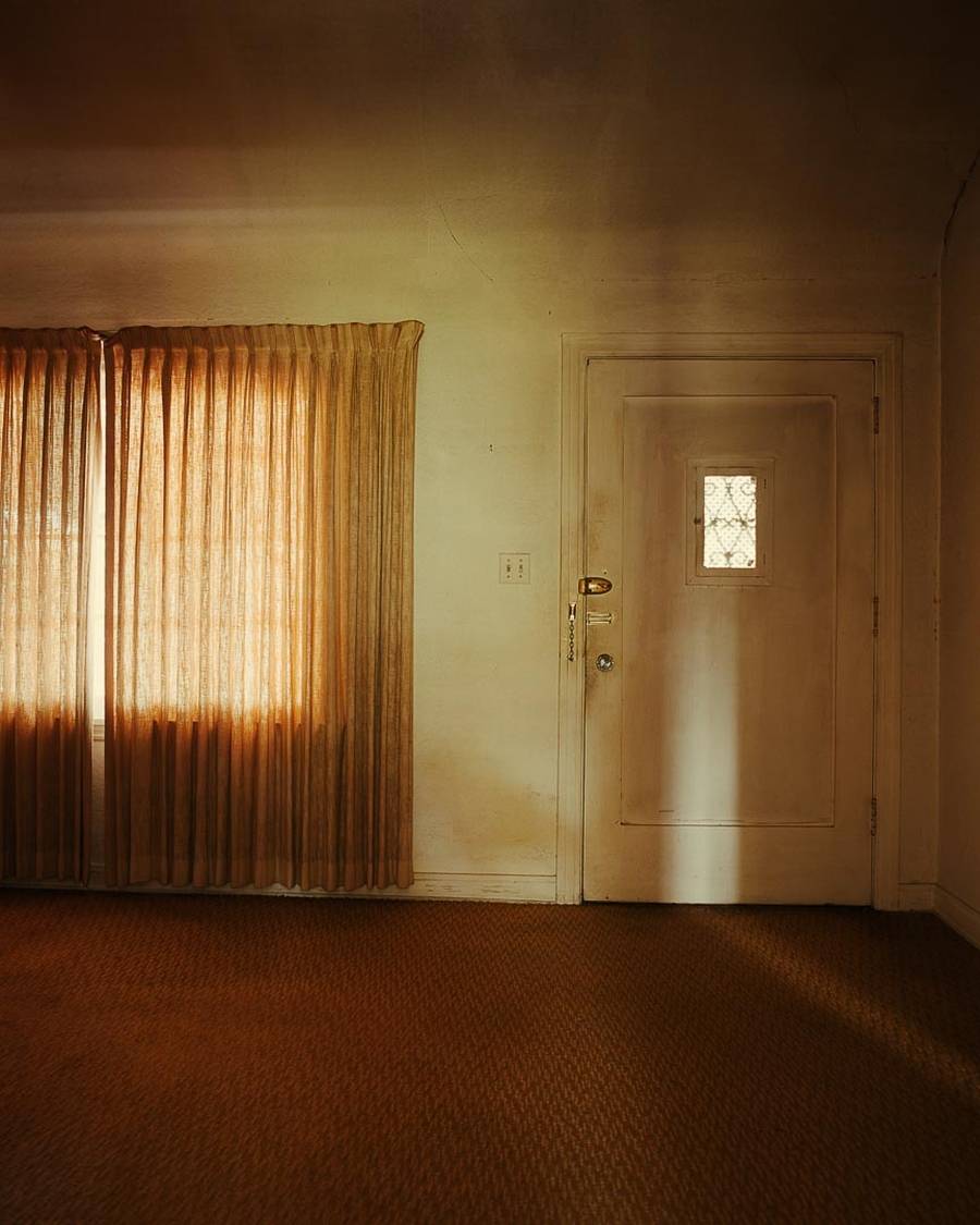 Um dos seus trabalhos mais interessantes é "House Hunting" de 2001. Foi essa série de fotos que solidificou a reputação de Todd Hido como um fotógrafo que poderia capturar a essência da vida suburbana com um toque de melancolia. A série apresenta imagens misteriosas de casas e os seus arredores, evocando um sentimento de saudade e nostalgia.