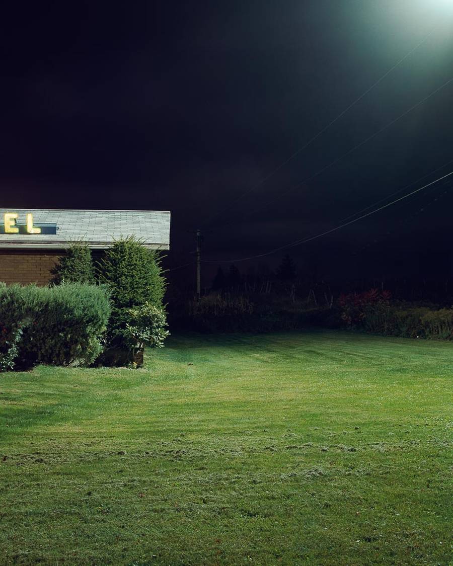 A jornada fotográfica de Todd Hido foi marcada por sua capacidade de capturar o enigmático, o íntimo e o misterioso. Seu estilo distinto, influenciado por uma variedade de fontes artísticas, resultou num corpo de trabalho visualmente cativante e emocionalmente evocativo. Através de suas fotografias, Todd Hido convida os espectadores a mergulhar em seus mundos etéreos, onde as histórias se desenrolam, as memórias perduram e o ordinário se torna extraordinário. 