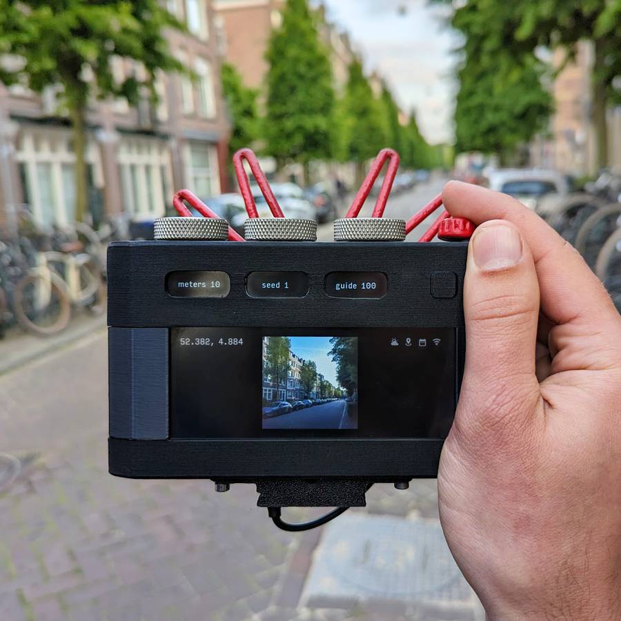 A Paragraphica é uma espécie de câmera concebida por Bjørn Karmann e que oferece uma nova perspectiva sobre a fotografia. E ela faz isso combinando informações sobre localização com inteligência artificial para capturar uma imagem única de qualquer lugar no mundo. Dessa forma, essa câmera acaba abrindo novas dimensões para a representação visual.