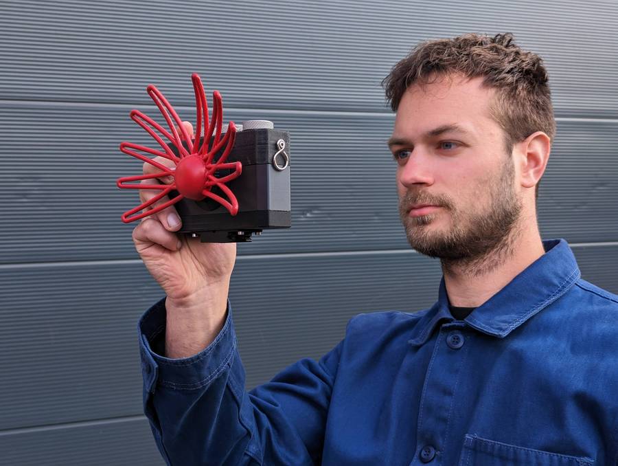 A Paragraphica é uma espécie de câmera concebida por Bjørn Karmann e que oferece uma nova perspectiva sobre a fotografia. E ela faz isso combinando informações sobre localização com inteligência artificial para capturar uma imagem única de qualquer lugar no mundo. Dessa forma, essa câmera acaba abrindo novas dimensões para a representação visual.