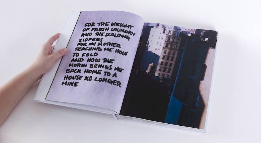 A artista multidisciplinar Anna Chandler, nasceu em Seattle e hoje em dia é radicada no Brooklyn, canaliza sem esforço seu talento ilimitado em vários domínios criativos. Ela caminha do design gráfico e lettering até a direção de arte e animação, sem se limitar a se interessar por essas disciplinas; ela se destaca em cada um deles. 