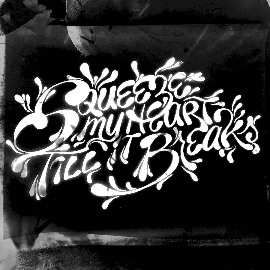 A artista multidisciplinar Anna Chandler, nasceu em Seattle e hoje em dia é radicada no Brooklyn, canaliza sem esforço seu talento ilimitado em vários domínios criativos. Ela caminha do design gráfico e lettering até a direção de arte e animação, sem se limitar a se interessar por essas disciplinas; ela se destaca em cada um deles. 