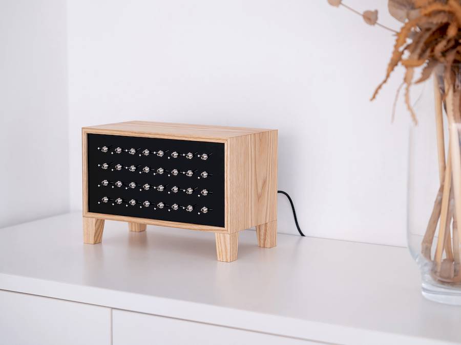 Yuri Suzuki colaborou com a Pentagram Design para criar o The Ambient Machine, um dispositivo musical que pode ser comprado na E&Y. É um instrumento musical com 32 interruptores que permite criar sua própria música e sons de fundo.