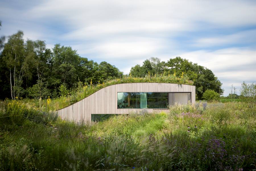 WillemsenU é o nome do escritório de arquitetura holandês que desenvolveu um projeto que achei bastante interessante. O projeto recebeu o nome de The House Underground devido ao fato de que a casa está parcialmente escondida no subsolo, num campo perto da cidade de Eindhoven, na Holanda. 